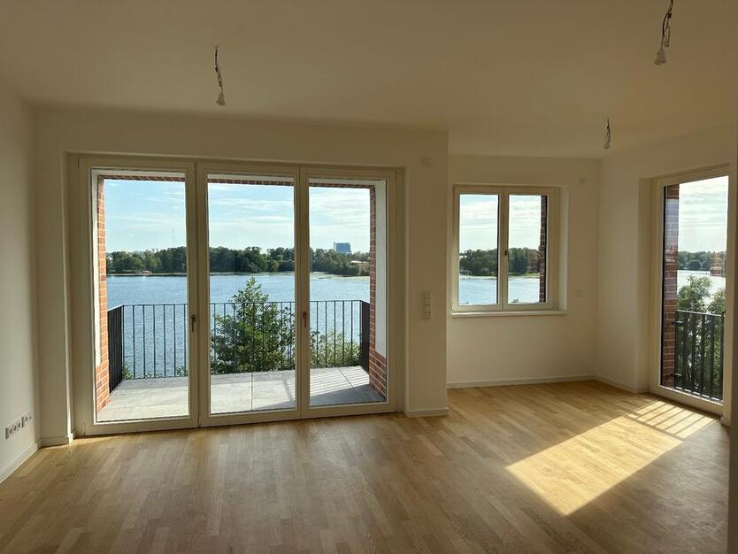 Erstbezug im Neubau: 3-Zimmer Wohnung mit Wasserblick und EBK