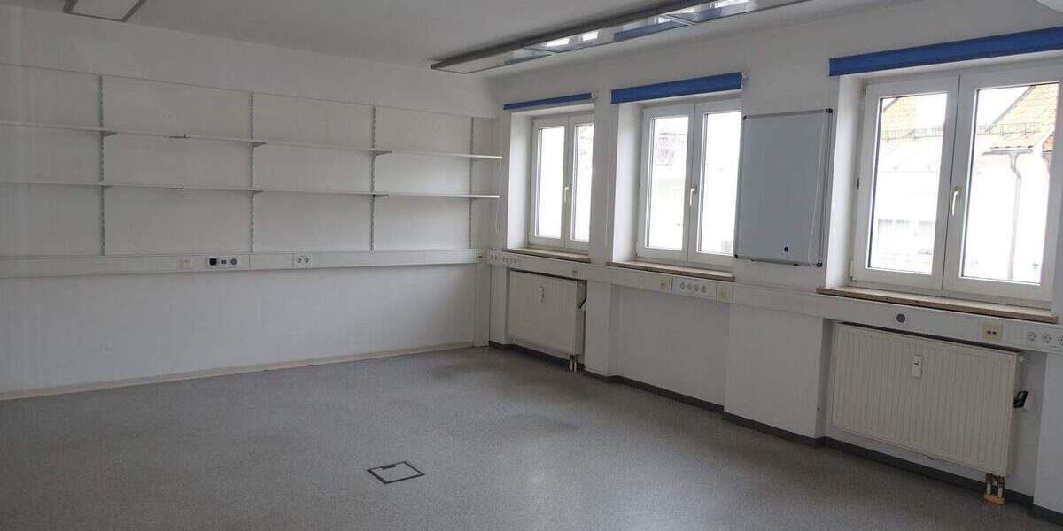 großzügige Büro- und Lagerräume mit 3 WC zimmer