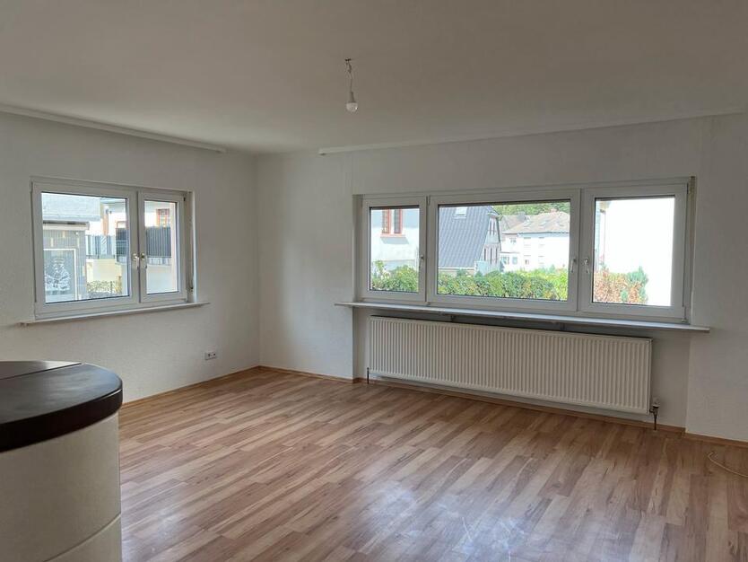 Renovierte Wohnung mit 4 Zimmern, Kamin, Terrasse, Garten und EBK