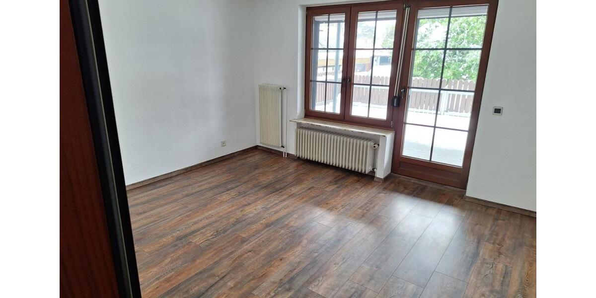 Erdgeschosswohnung mit Keller, Terrasse, Garage und Garten 3 zimmer