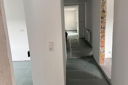 Schöne 3 Zimmer 90 qm neu sanierte Wohnung