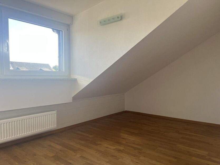 Schicke 3-Zimmer-Wohnung im Dachgeschoss in Frankfurt - Goldstein zimmer