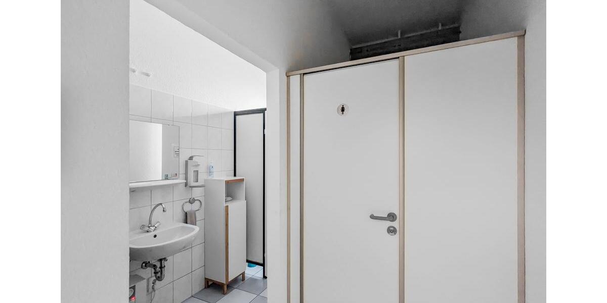 Lagerhalle mit modernen Büroflächen in Gewerbeeinheit | Ebenerdig | Stellplätze zimmer