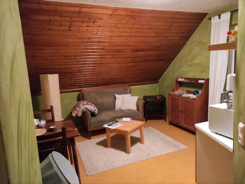 möblierte 35qm DG Whg. für Pendler (zwischenztl. weiß gestrichen)