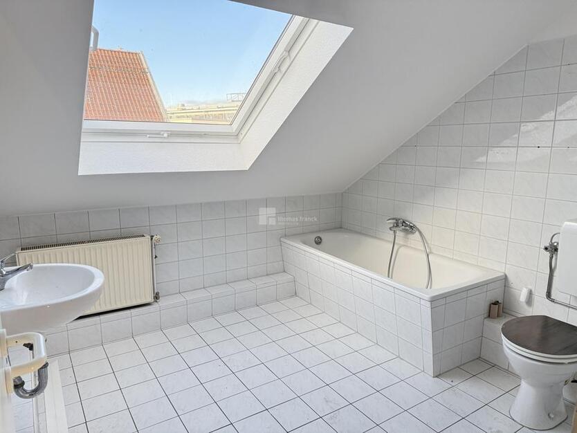 Schönes Wohnen in der City - geräumige 2,5 Zimmer + Galerie mit Ausblick über die Dächer der Stadt zimmer