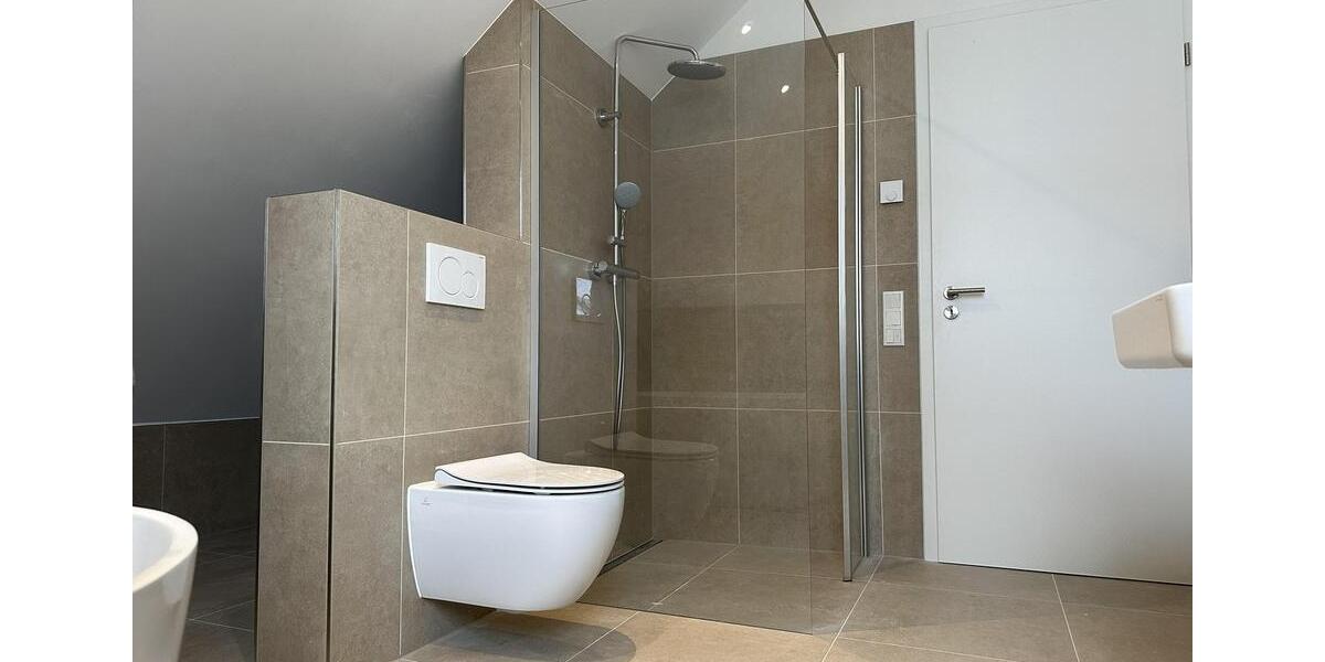 Erstbezug! Exklusives Wohnen im DG: 3-Zimmer, 5m Deckenhöhe, KfW 40, Klimaanlage, EBK & Südbalkon 3 zimmer