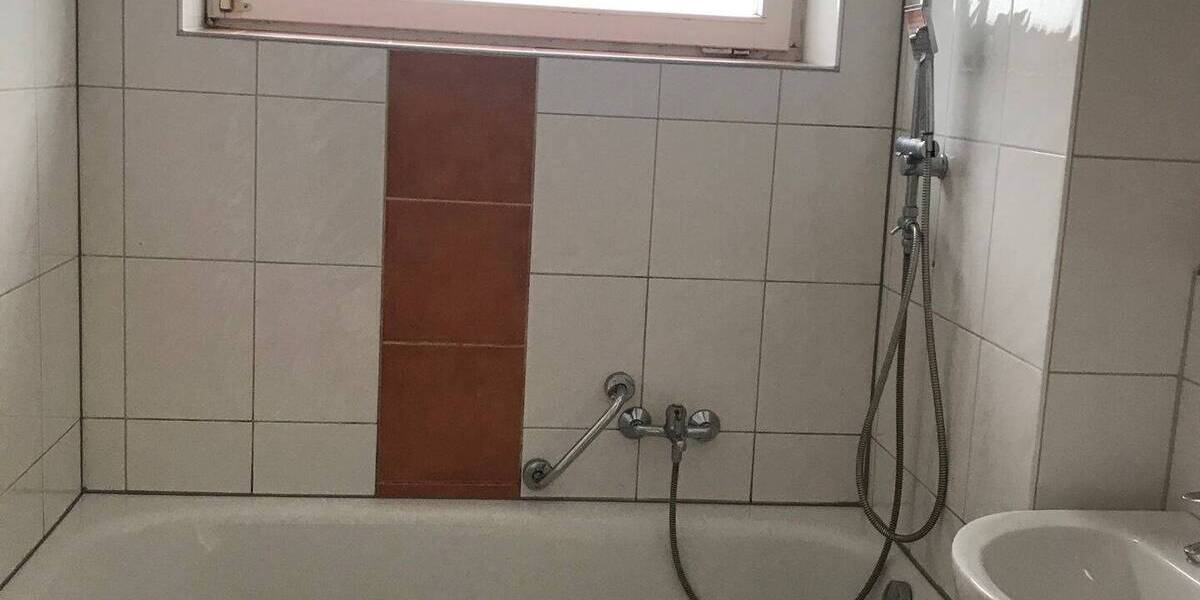 Idyllisch Wohnen am Waldrand - 4 Zimmer im 1. OG mit Wannenbad, sep. Gäste-WC & Loggia 4 zimmer