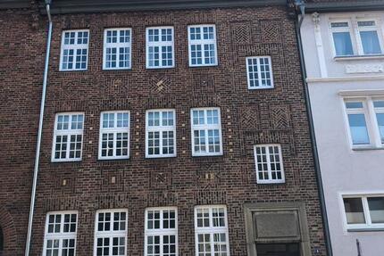 Freundliches WG-ZIMMER in zentraler Dachgeschosswohnung 3 zimmer