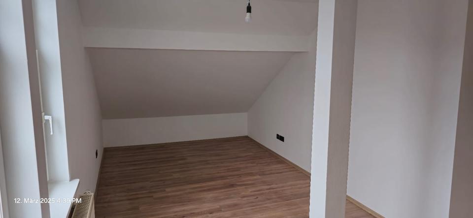 Dachgeschoßwohnung Sonneberg - 2.5 Zimmer, 75 m&sup2;, 475&euro; | Angebot:25205336