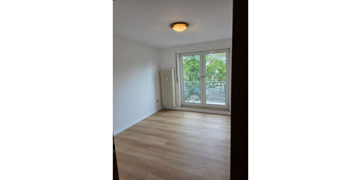 Renovierte 2,5 Zimer-Wohnung mit Aufzug, Balkonkraftwerk, Video-Sprechanlage, Garage (Warmmiete: 1.040 + 100 Garage) - Etagenwohnung Duisburg Meiderich | Angebot:27261102