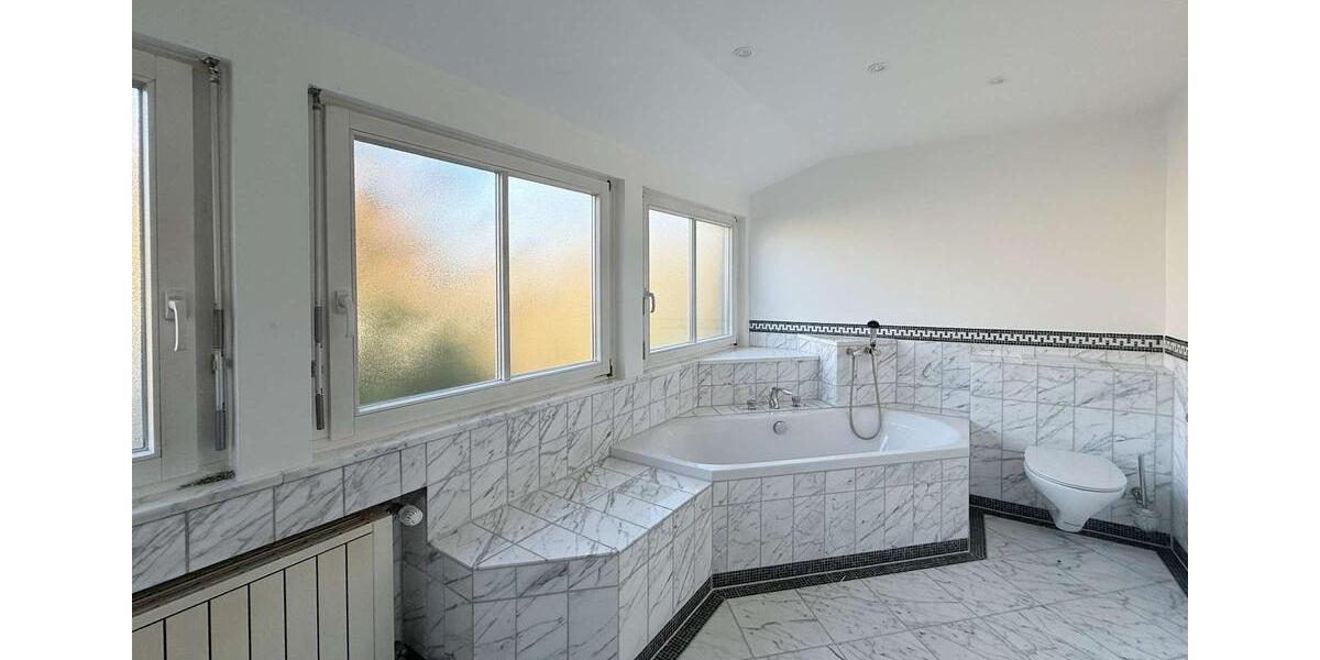 Ihr neues Zuhause in Nürtingen – Stilvoll renoviertes Einfamilienhaus mit Garten und Garagen 5.5 zimmer