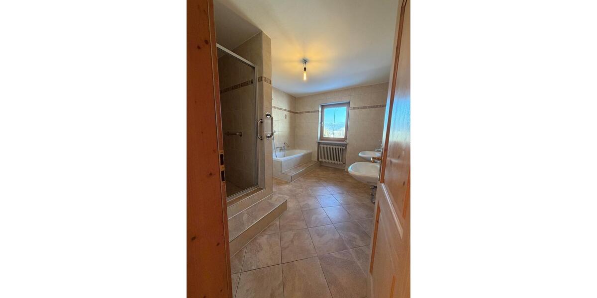 Mehrfamilienhaus, Wohnhaus Teisnach - 6 Zimmer, 213 m&sup2;, 1.350&euro; | Angebot:25712113