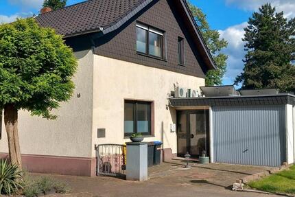 Doppelhaushälfte mit Garage und Garten