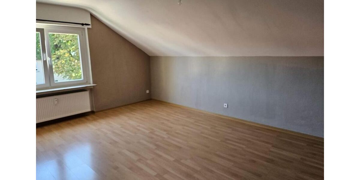 Sehr ruhige 2 Zimmer Dachgeschosswohnung 2 zimmer