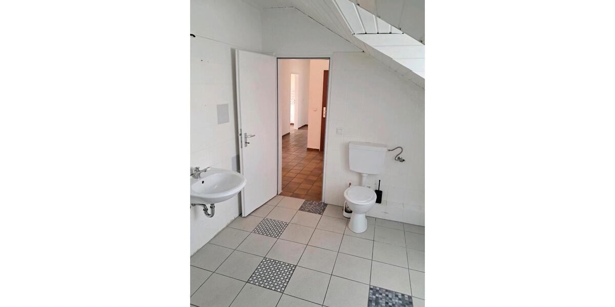 Dachgeschoßwohnung Duisburg Ruhrort - 4 Zimmer, 100 m&sup2;, 500&euro; | Angebot:26190200