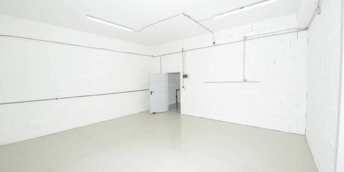 3-D-Virtual-Tour! Große renovierte Halle mit Büroflächen in Höchberg, verkehrsgünstig gelegen zimmer