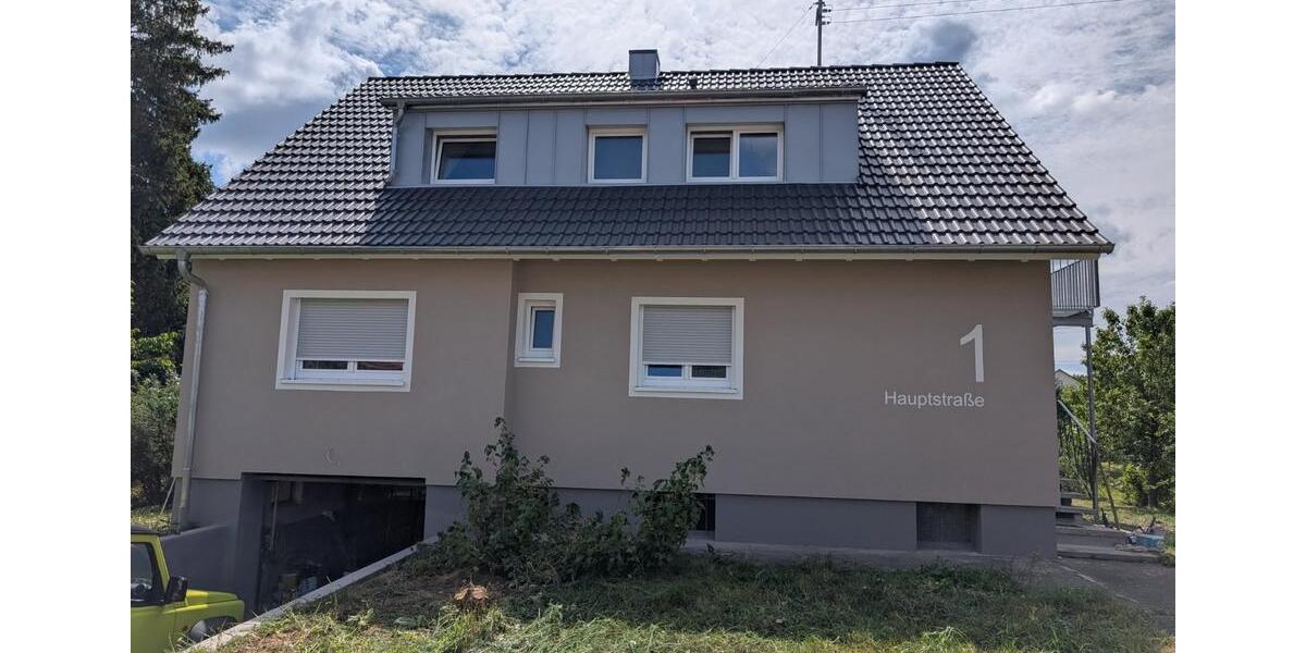 2,5-Zimmer-DG-Wohnung mit Balkon in kernsaniertem Haus zimmer