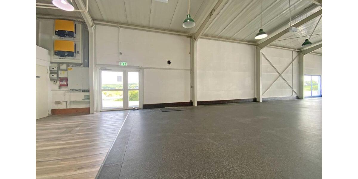 Vielseitige Gewerbehalle – ideal für Handel, Studio oder Lager zimmer