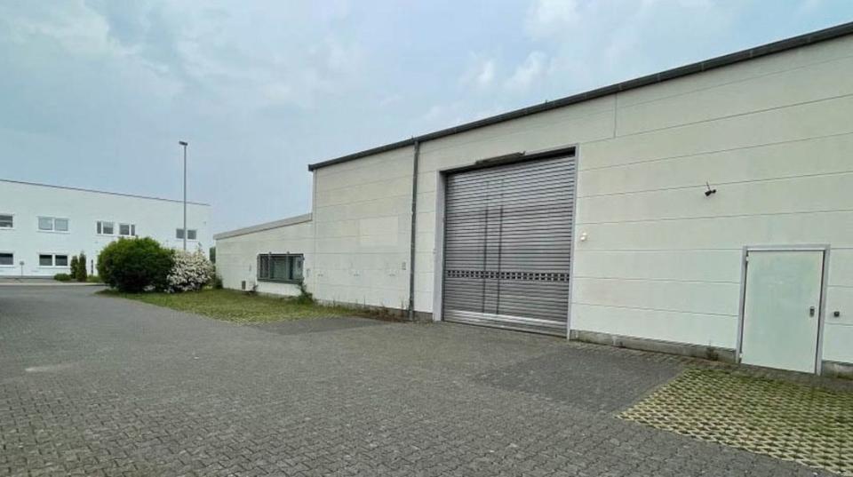 Lagerhalle 550m² + 145m² Bürofläche | 4m Rolltor | zu vermieten