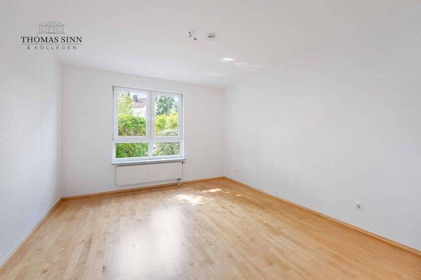 GEPFLEGTE 3,5-Zimmer-EG-Wohnung MIT GARAGENSTELLPLATZ UND SEPARATEM HOBBYRAUM IM SOUTERRAIN