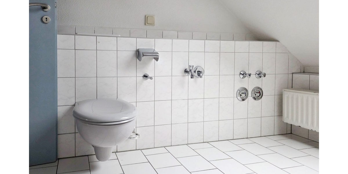 Eckbadewanne und Dusche - Tolle 3 Zimmer DG Wohnung mit Gartennutzung - Dachgeschoßwohnung Gera Ostviertel | Angebot:27365789