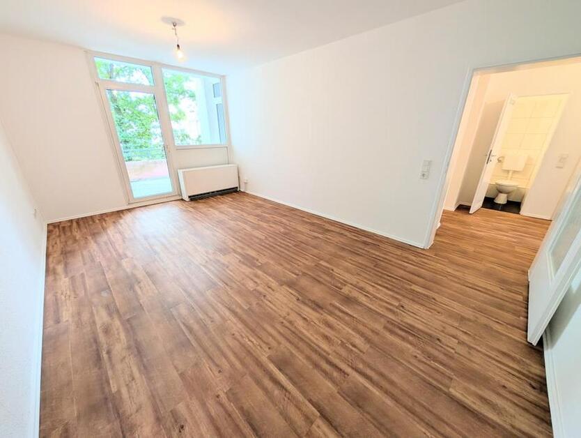 **Was will man mehr? +Balkon +frisch gestrichen +Laminat +modernes Badezimmer** zimmer