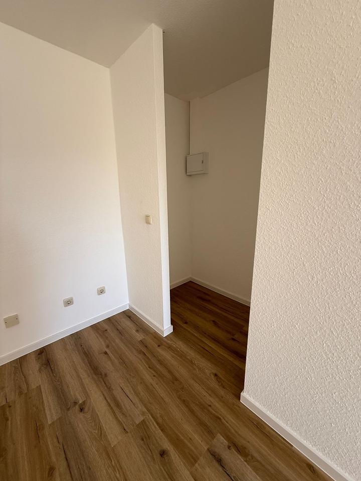 Sanierte 2 Zimmer Wohnung mit TG Stellplatz in MA Niederfeld zimmer