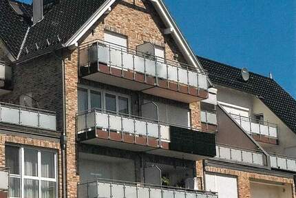 Lichtdurchflutete 3-Zimmer-Wohnung mit Süd-Balkon Tiefgaragenstellpatz möbliert offene EBK Wirtschaftsraum ab sofort verfügbar 3 zimmer