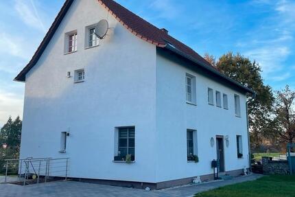 Helle und freundliche Dachgeschoss Wohnung mit Garten 2 zimmer