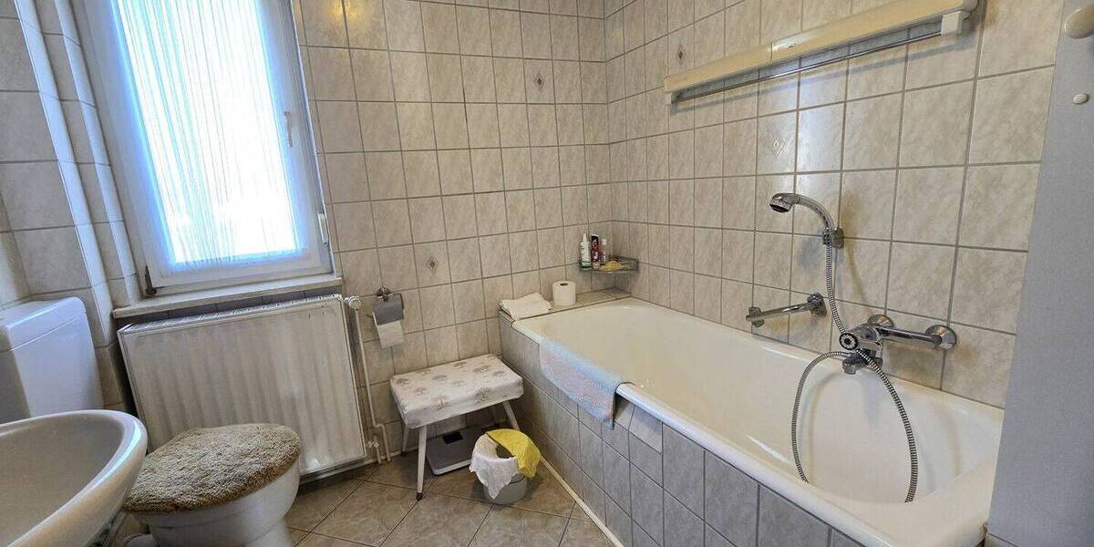 Einfamilienhaus Eschwege Niederhone - 7 Zimmer, 140 m&sup2;, 870&euro; | Angebot:25985105