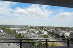 Mit Fernblick über Köln das Wohnen genießen: 2 Zimmer mit Einbauküche, Balkon, Aufzug
