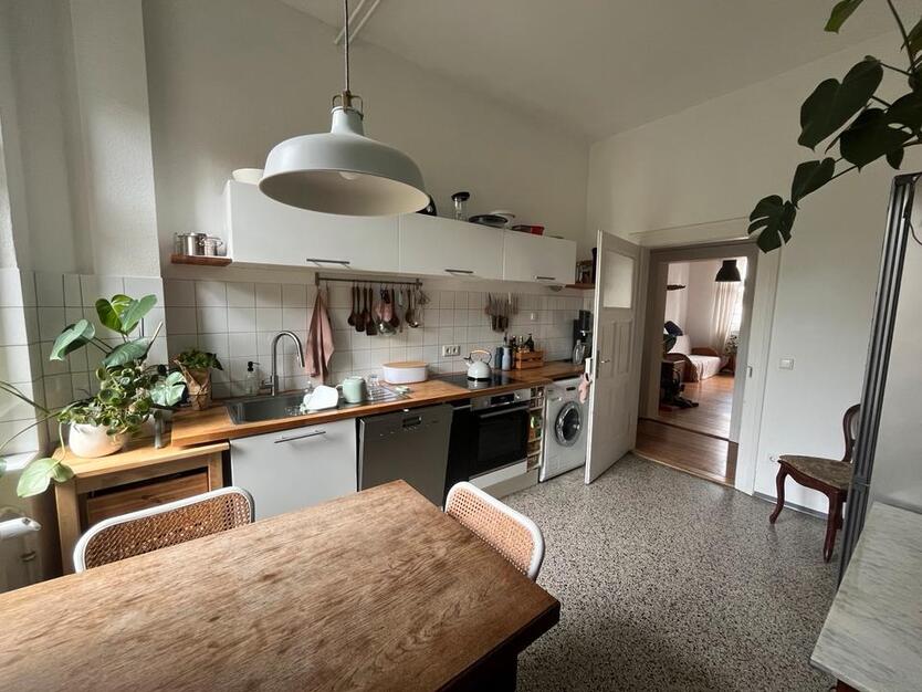 Untermiete AltbauWohnung mit 3 Zimmern & Balkons