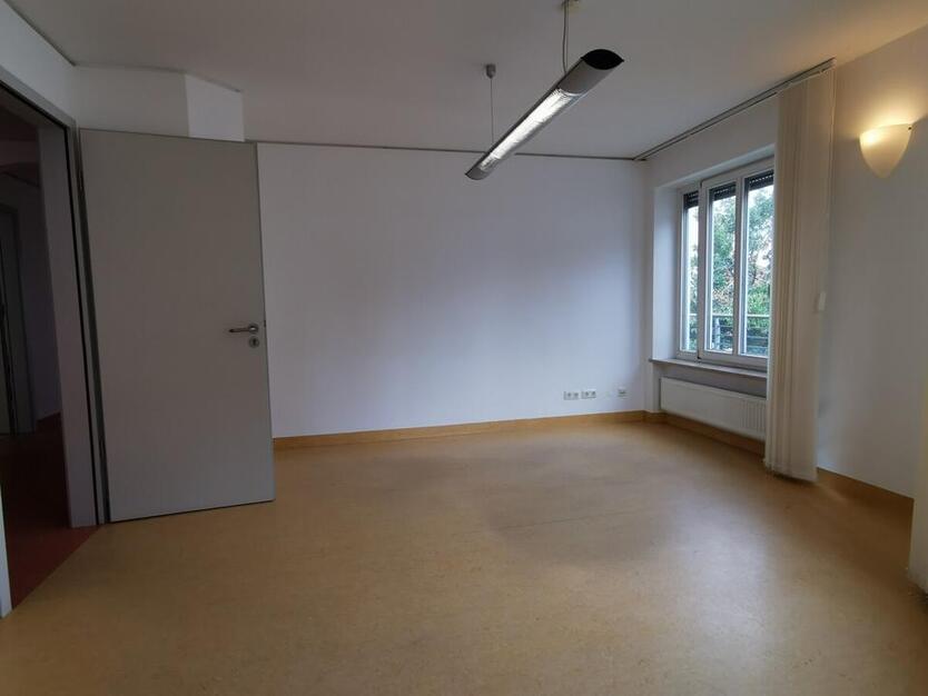 Stadt Landau: Hochwertige Büroflächen m. Lift, zentrale Lage mit guter Sichtbarkeit u. gr. Parkplatz