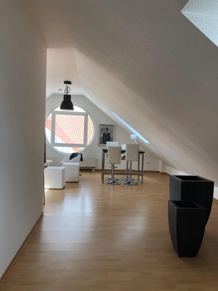 1 Zimmer Wohnung DG mit Bad und Küchenzeile ca. 30 qm