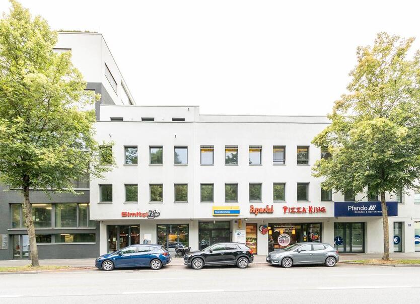 Helle Büroräume mit Einbauküche und BadeZimmer