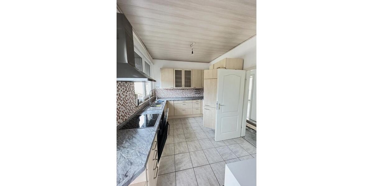 Helle, renovierte 4-Zimmer-Wohnung mit Balkon und Einbauküche in 4 zimmer