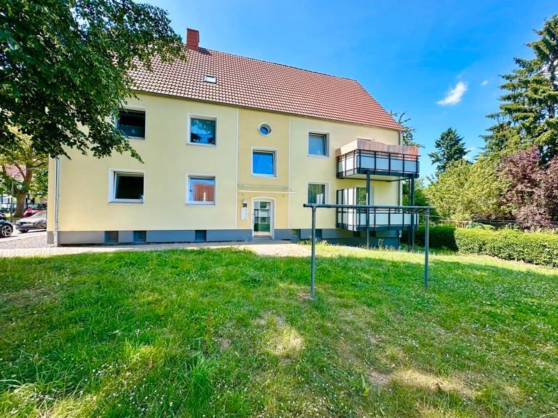 Garten inklusive! Hübsche 3,5-Zimmer-Wohnung mit großer Küche, Duschbad und neuem Balkon.