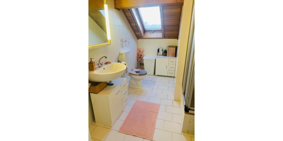 Renovierte und voll möblierte DG-Wohnung für Single-Person zimmer