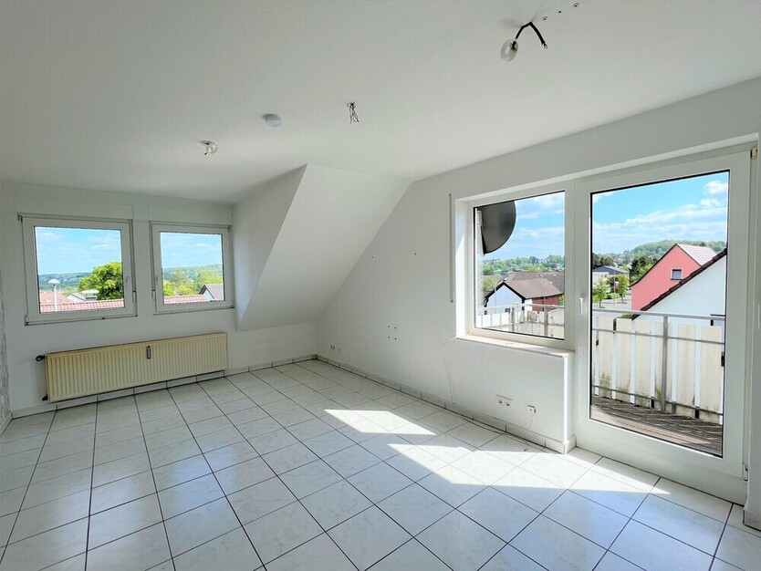 Helle Dachgeschoßwohnung * Balkon *Stellplatz
