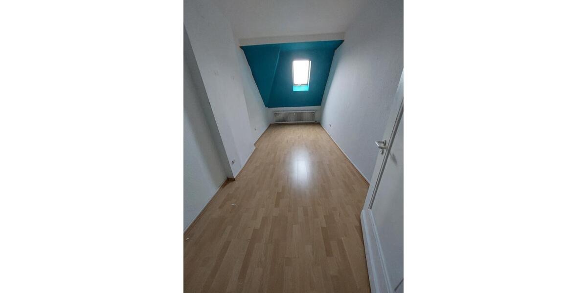 Helle 5 Zimmer DG Wohnung mit Dusche & Badewanne 5 zimmer