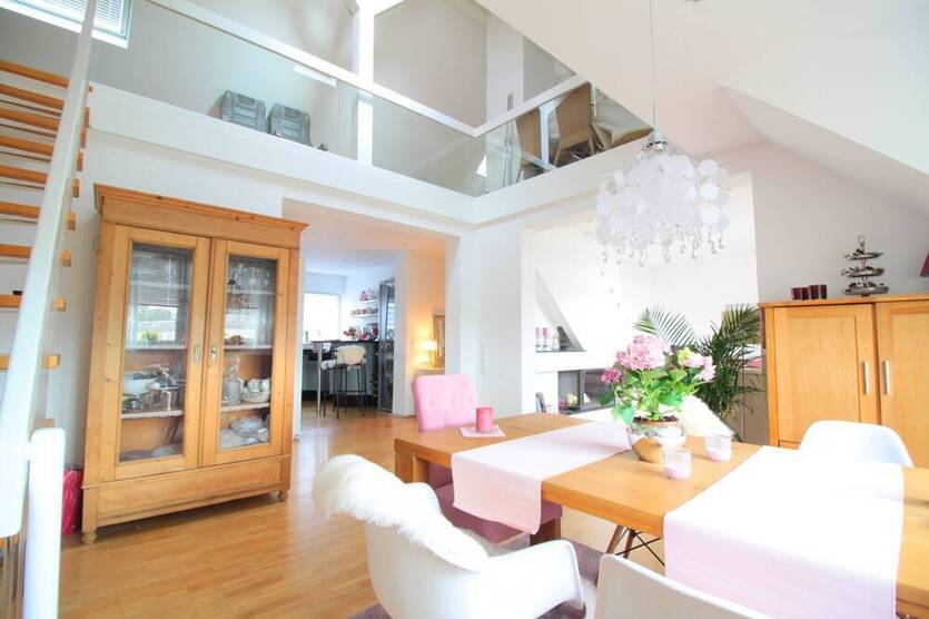 Charmante Dachgeschoßwohnung mit Galerie, Loggia und Kamin