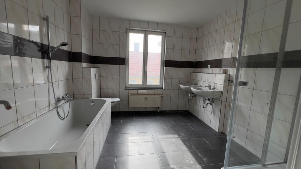 Etagenwohnung Rötha - 4 Zimmer, 120 m&sup2;, 1.220&euro; | Angebot:24548501