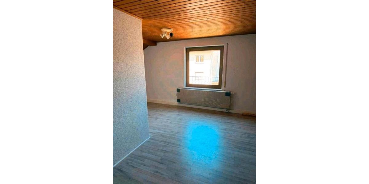 Dachgeschoßwohnung Borken (Hessen) - 3 Zimmer, 108 m&sup2;, 860&euro; | Angebot:26552811