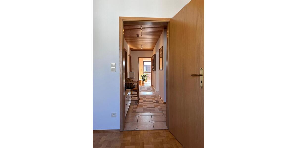 Dachgeschoßwohnung Höchberg - 3 Zimmer, 78 m&sup2;, 850&euro; | Angebot:25881492