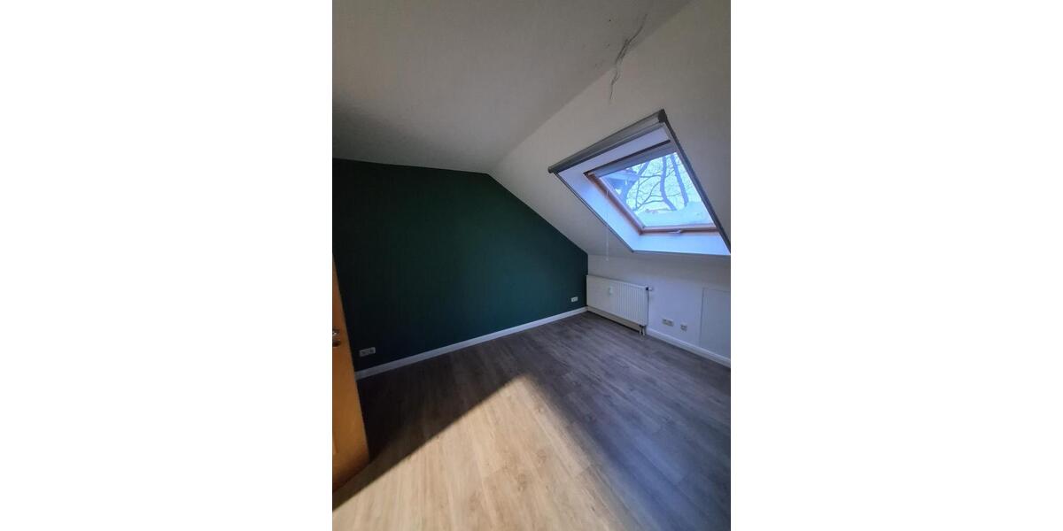 Dachgeschoßwohnung Edemissen - 4 Zimmer, 122 m&sup2;, 950&euro; | Angebot:25804869