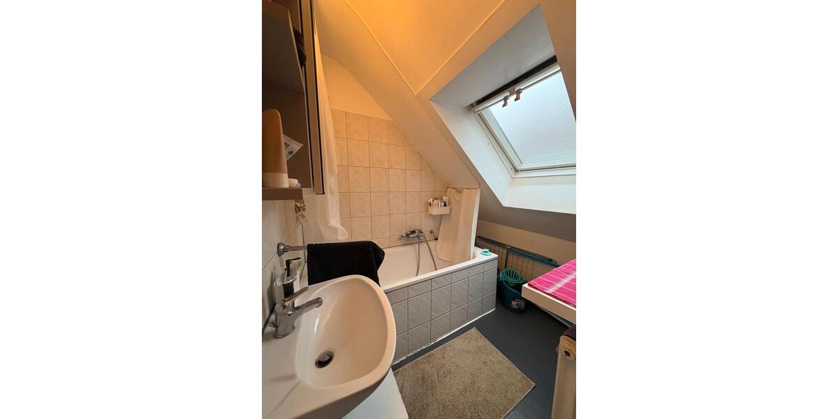 Dachgeschoßwohnung Stuttgart Degerloch - 4 Zimmer, 80 m&sup2;, 1.210&euro; | Angebot:26023510