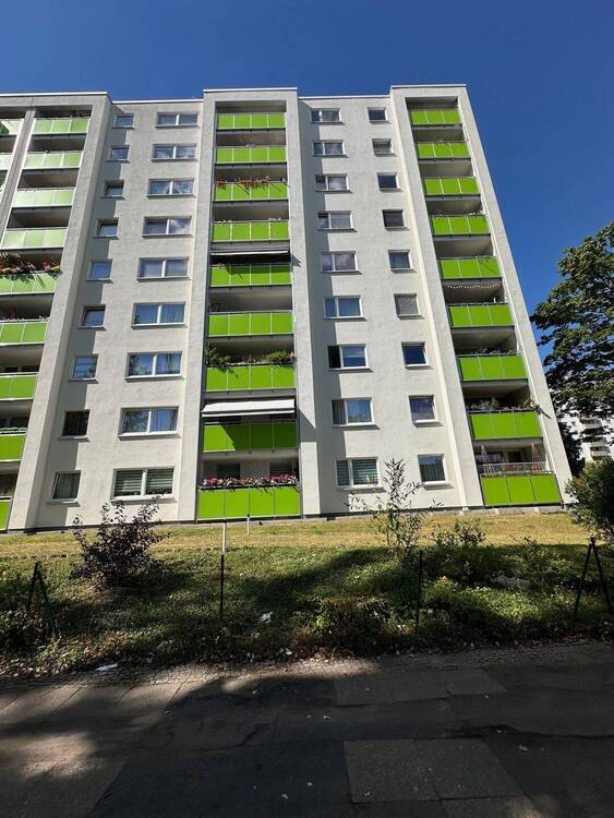 **MODERNISIERTE 3 Zimmer Wohnung MIT BALKON UND NEUEM WANNENBAD**