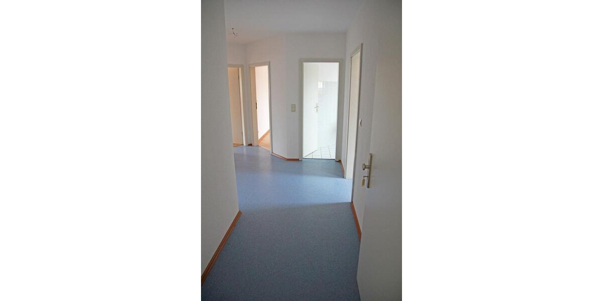 Dachgeschoßwohnung Zeitz - 2 Zimmer, 63 m&sup2;, 275&euro; | Angebot:25832961