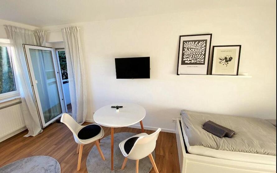 möbliertes WG-Zimmer mit Wlan, Smart-TV, eigener Balkon, Bad, Wc und Küche zur Teilung, Waschmaschine, Trockner zimmer