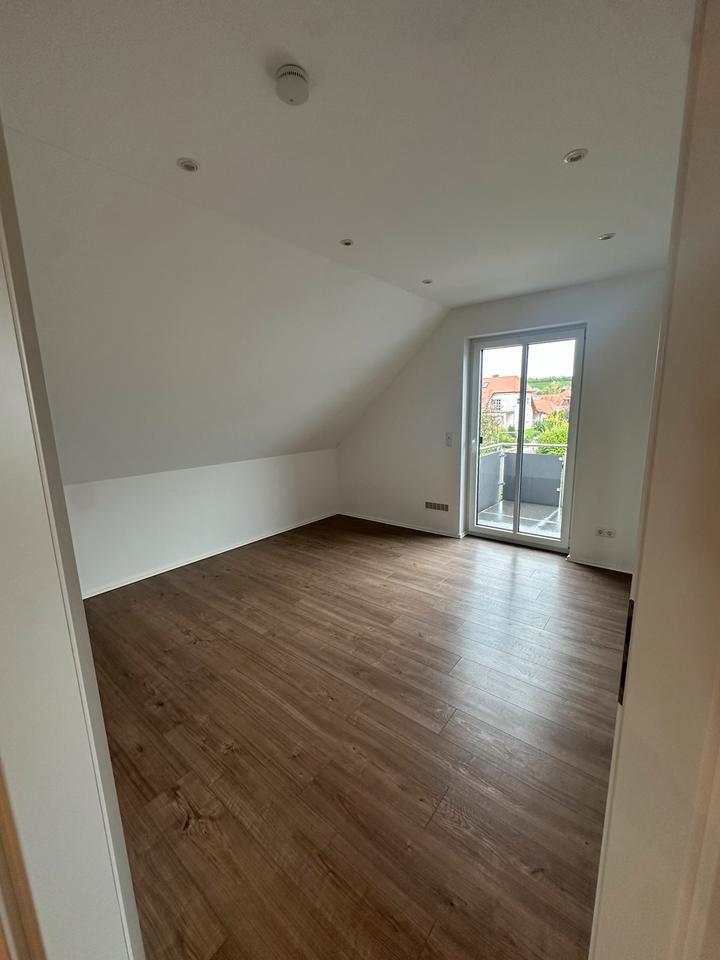 3 1|2 Zimmer Wohnung + Balkon in Rödelsee 100qm